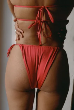 Bas de maillot tanga en polyamide recyclé | rouge " pauline - cherry"