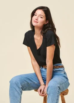 Le t-shirt décolleté noir