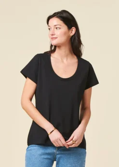Le t-shirt décolleté noir