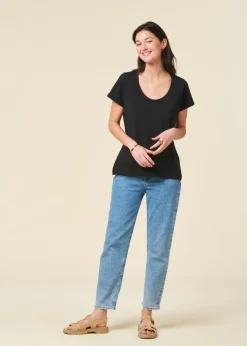 Le t-shirt décolleté noir