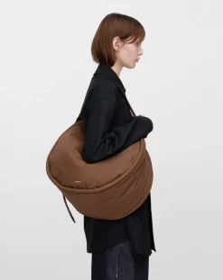 Sac bandoulière en matière recyclé | marron "half moon bag - dark taupe"