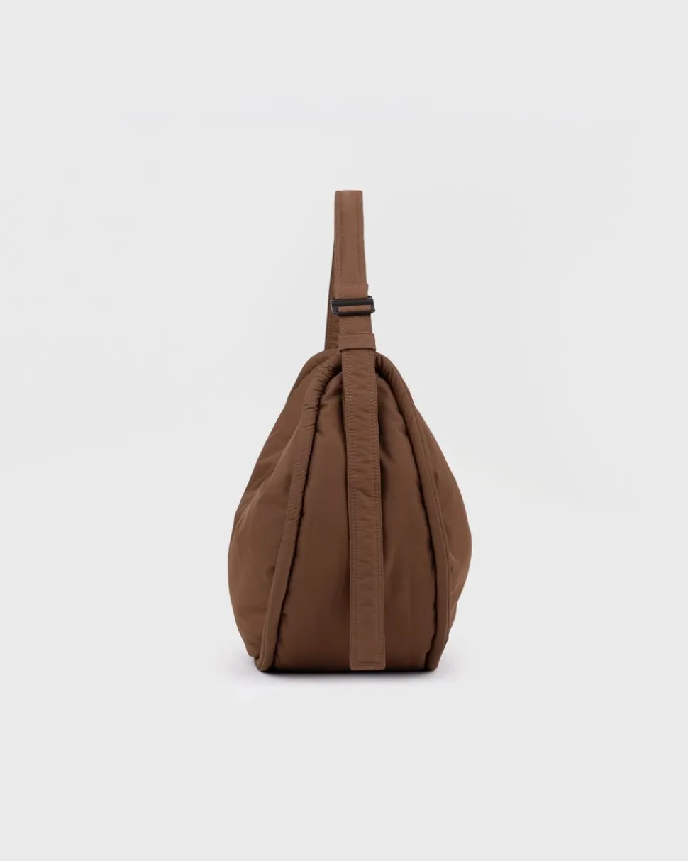Sac bandoulière en matière recyclé | marron "half moon bag - dark taupe"