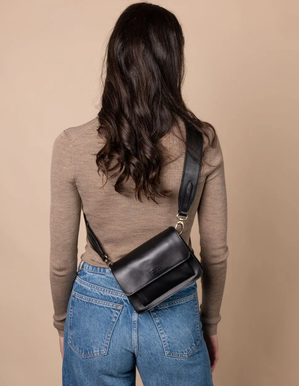 Sac à main bandoulière en cuir certifié | noir "harper mini black classic leather"