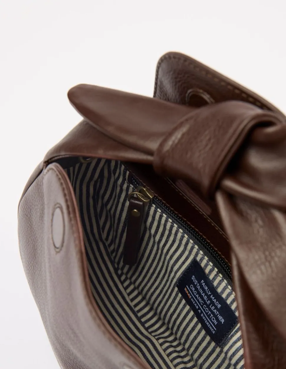 Sac à main en cuir certifié | chocolat " coco croissant chocolate soft grain leather"