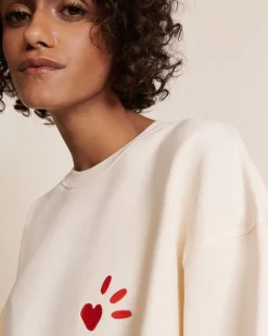 Sweat brodé en coton bio | crème "sweat l'amour est déclaré crème rouge"